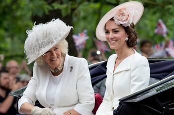 Kate Middleton se habría negado a hacer reverencia a la reina Camilla en la coronación