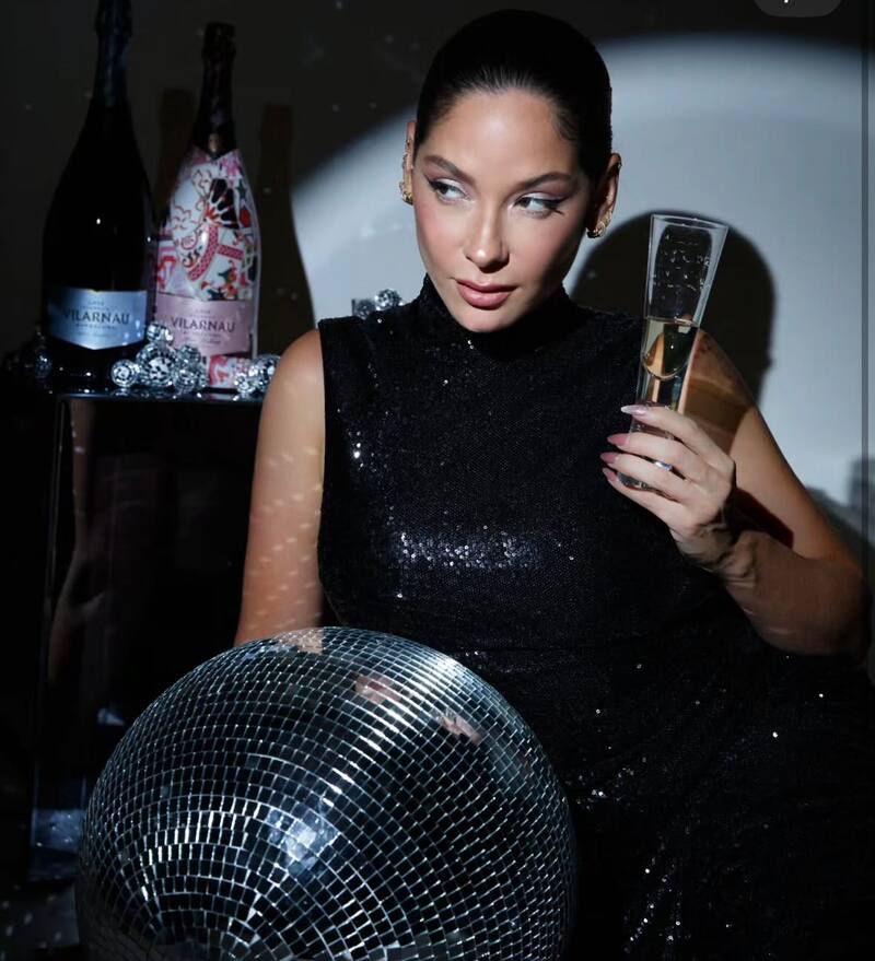 La modelo impactó con un look negro.