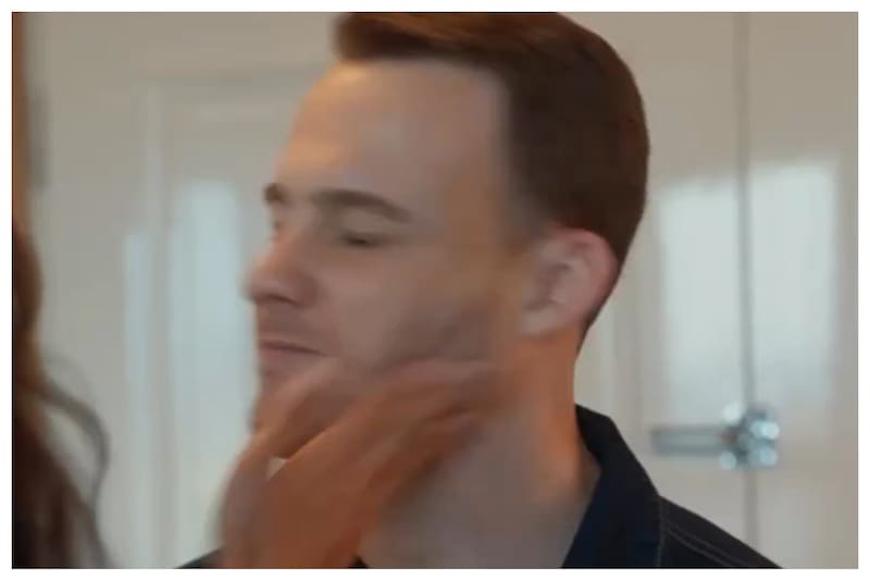 Kerem Bürsin recibe la primera cachetada de la serie Ya Çok Seversen. La encargada de dársela fue su coprotagonista, Hafsanur Sancaktutan.