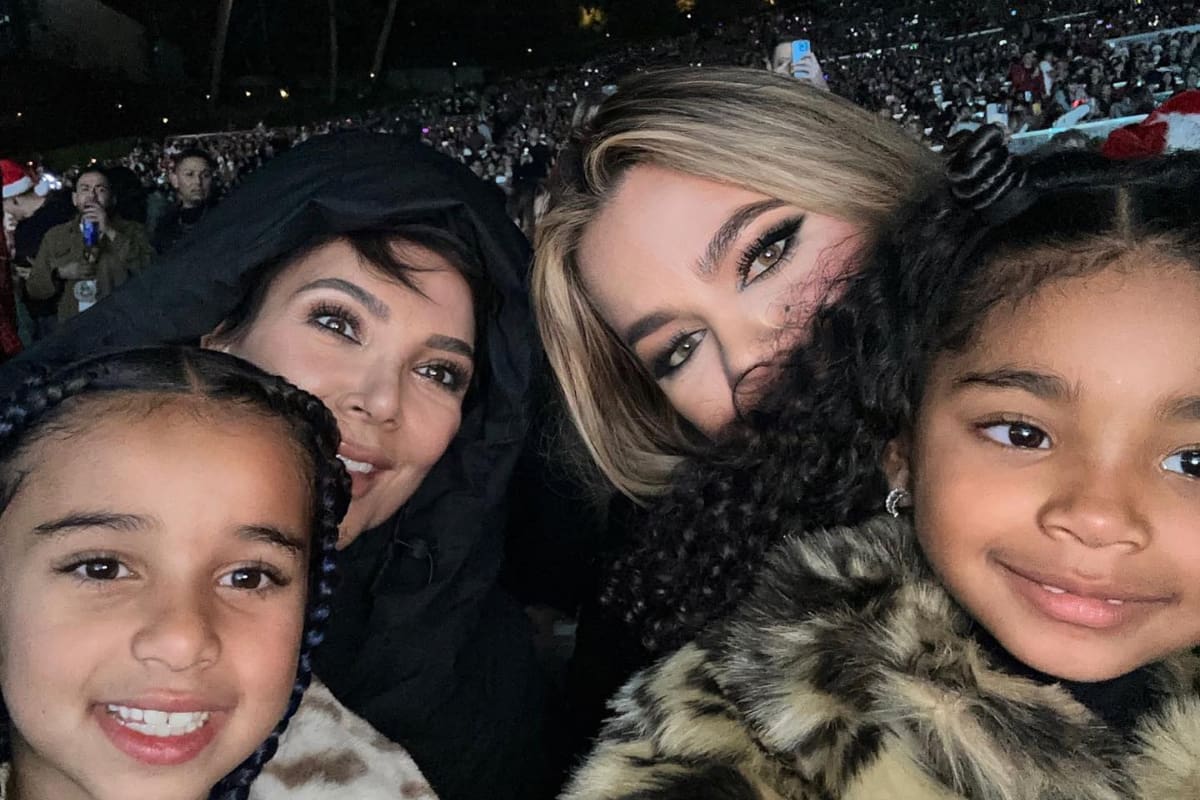 Kris Jenner junto a su nieta, Dream Kardashian, y Khloé Kardashian con su hija, True Thompson, durante el último show de Mariah Carey.