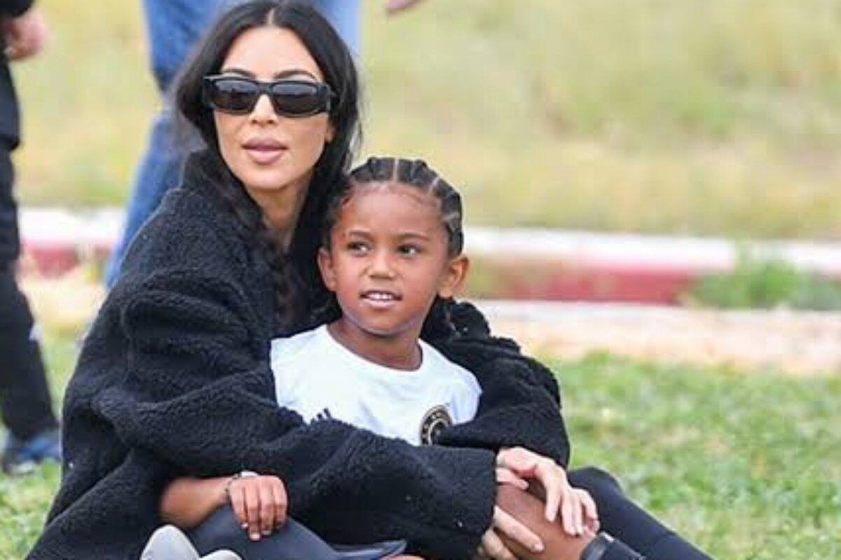 Kim Kardashian La socialité llevó a un tour futbolístico por Europa a su hijo Saint West. - Créditos: Internet