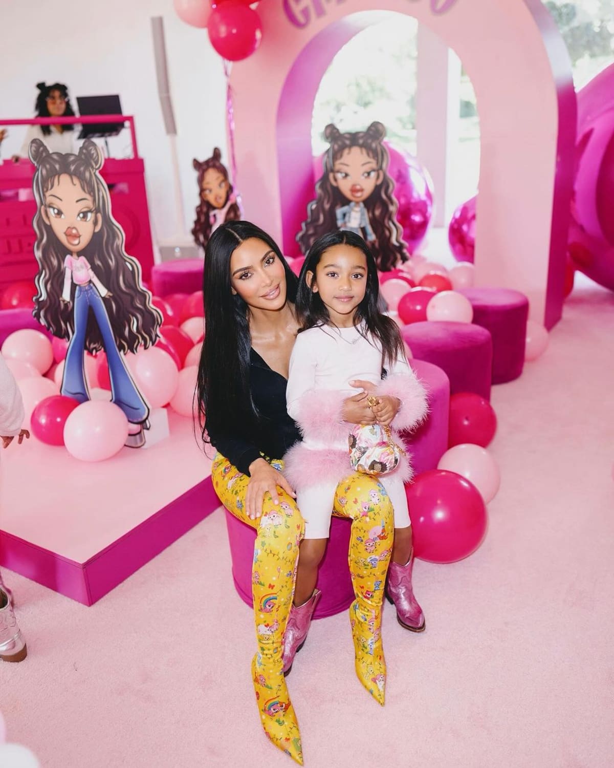 se ven iguales en la fiesta de cumpleaños de la niña.