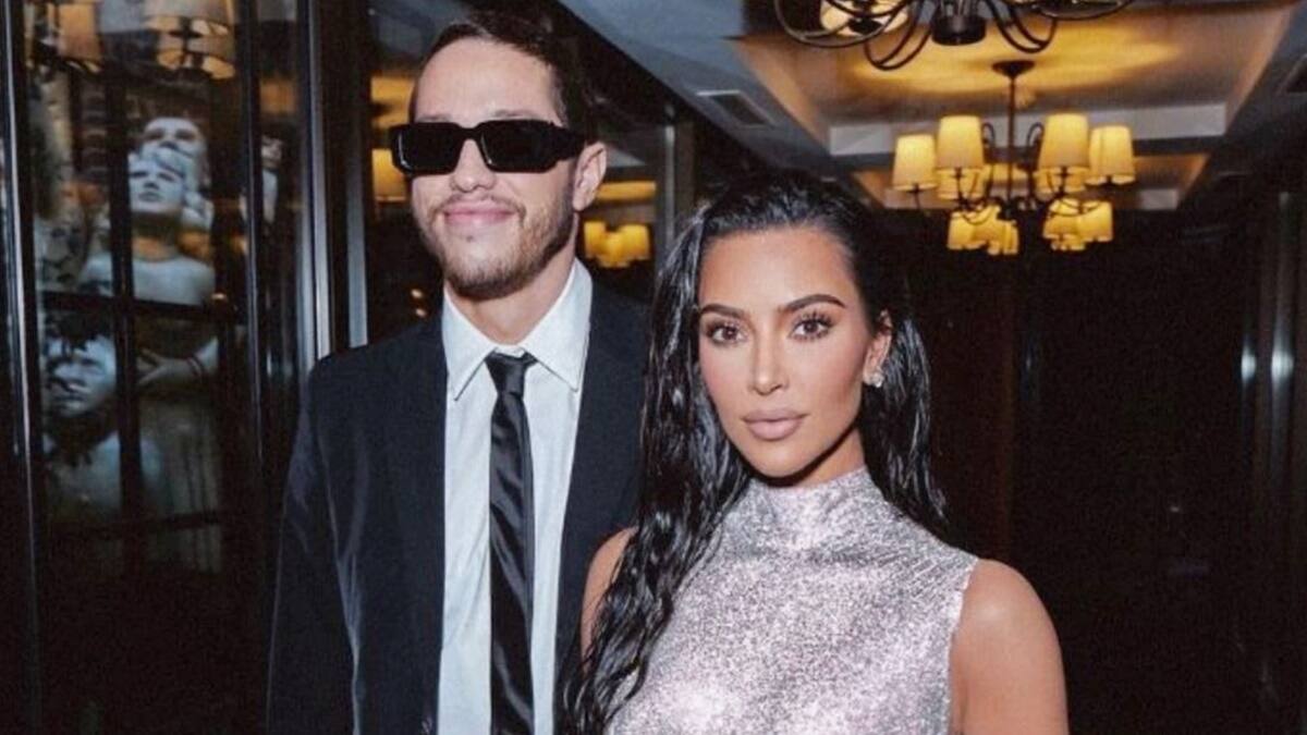 Kim Kardashian y Pete Davidson protagonizan atrevida sesión de fotos en la playa