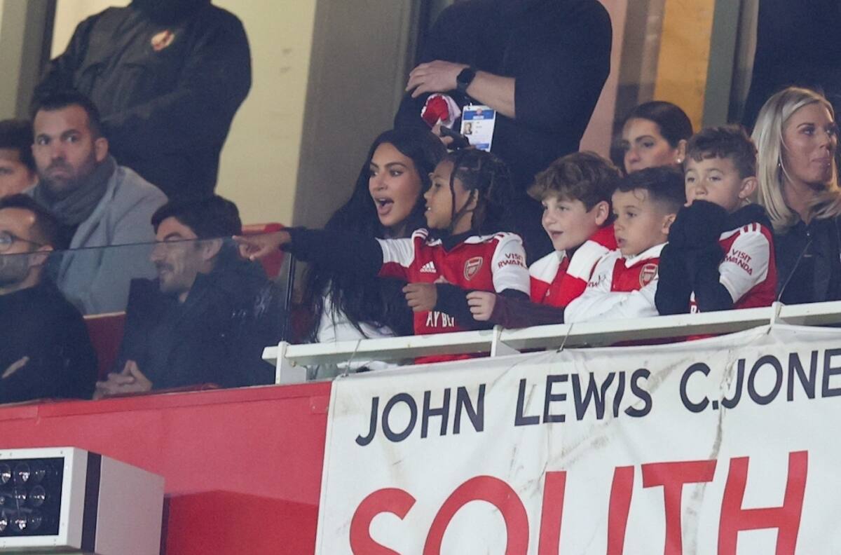 FOTO: Captan triste reacción de Kim Kardashian y su hijo tras eliminación del Arsenal