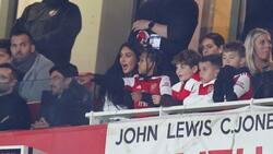 FOTO: Captan triste reacción de Kim Kardashian y su hijo tras eliminación del Arsenal