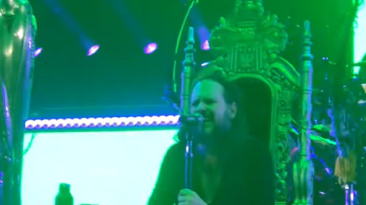 "Sigue luchando contra esta enfermedad": Así se presentó vocalista de Korn en su retorno a los escenarios tras contraer el Covid-19