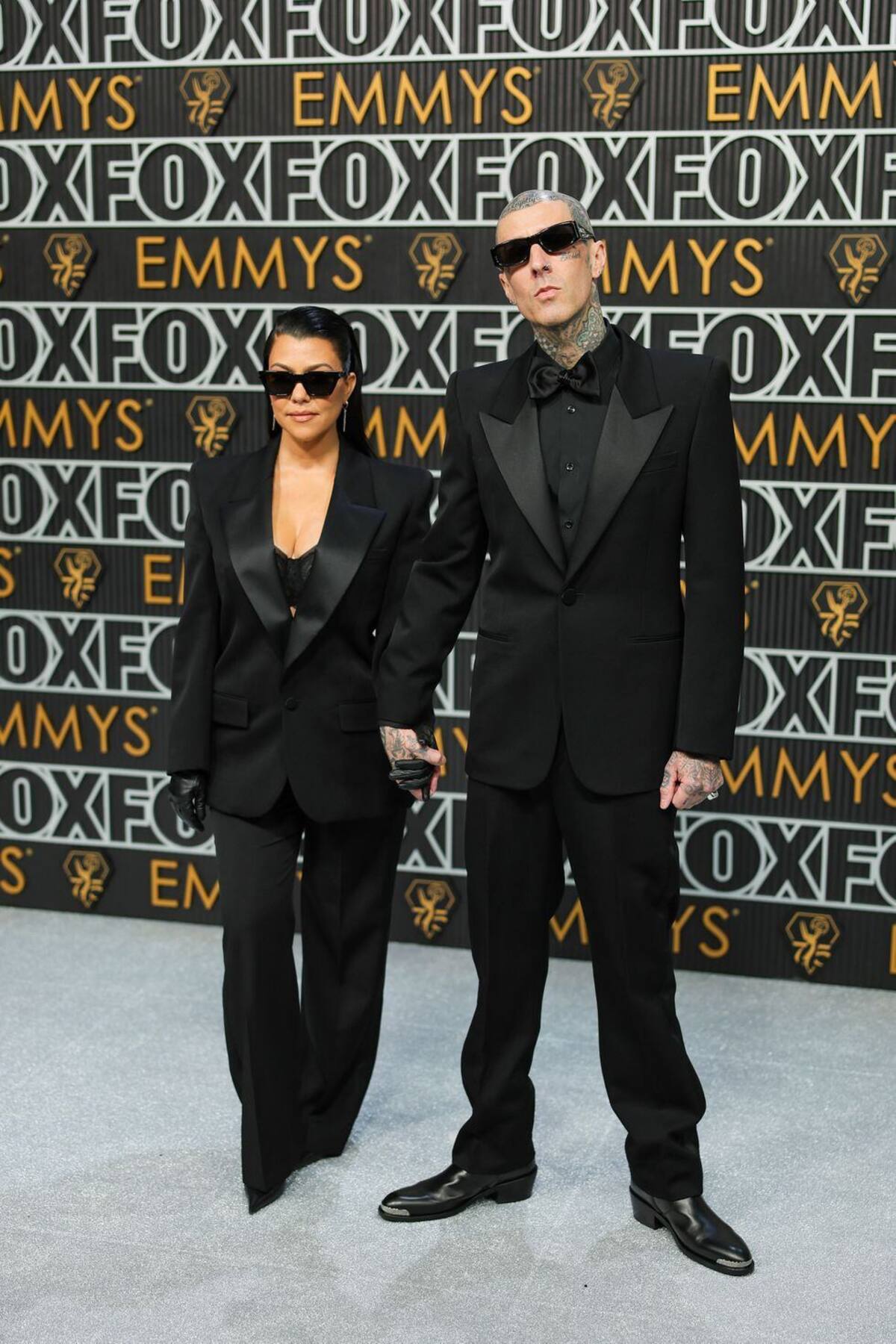 Kourtney Kardashian y Travis Barker llegaron combinados a los Premios Emmys 2024.