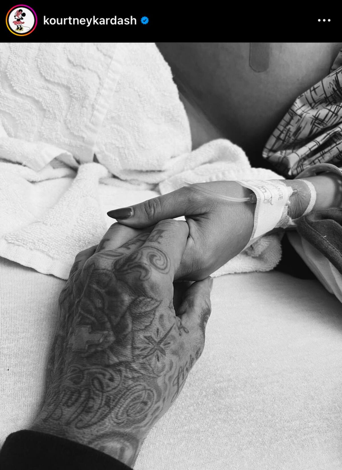 Kourtney Kardashian y Travis Barker en Instagram.