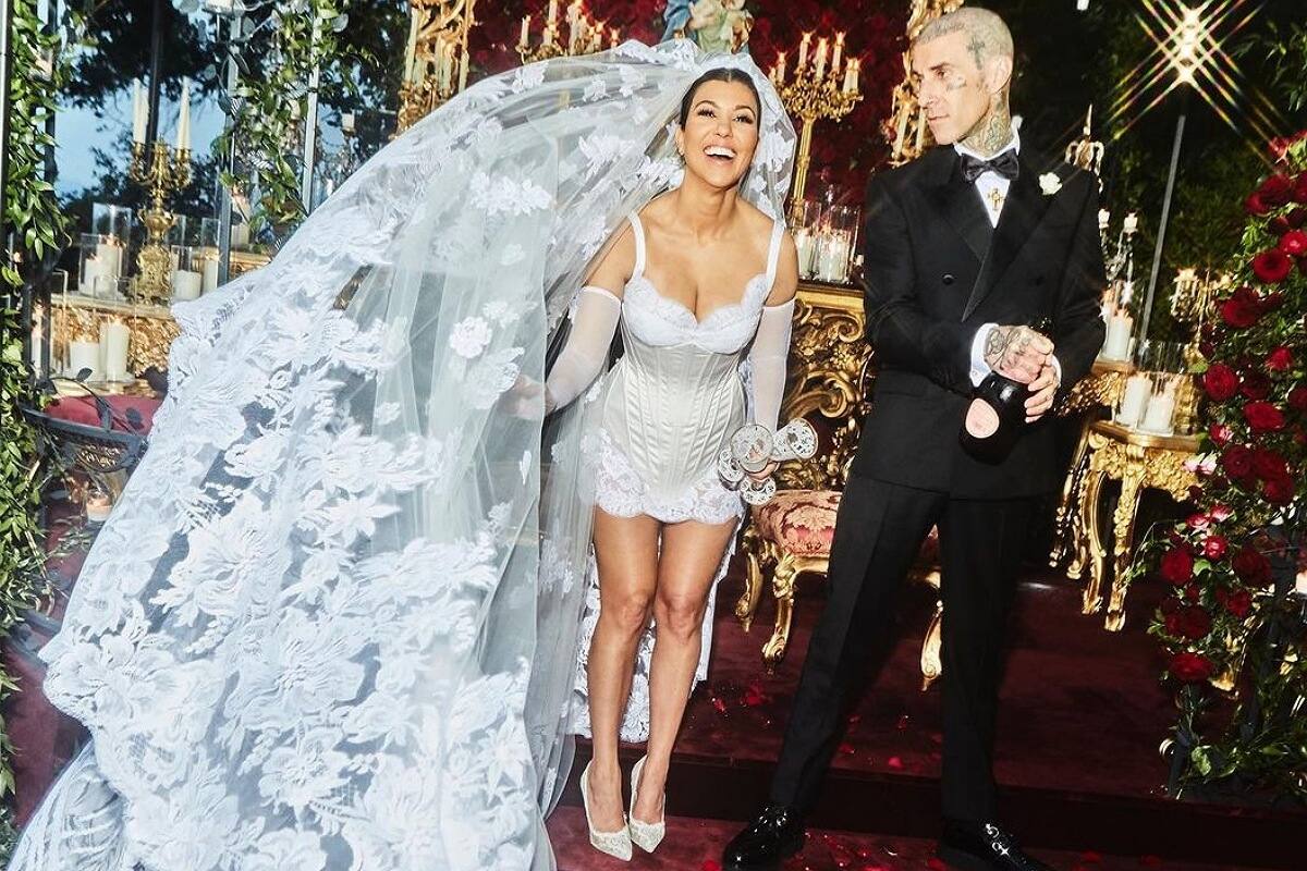 KRAVIS Imitador de Elvis se equivocó de nombre en la boda de Kourtney Kardashian y Travis Barker - Créditos: Instagram