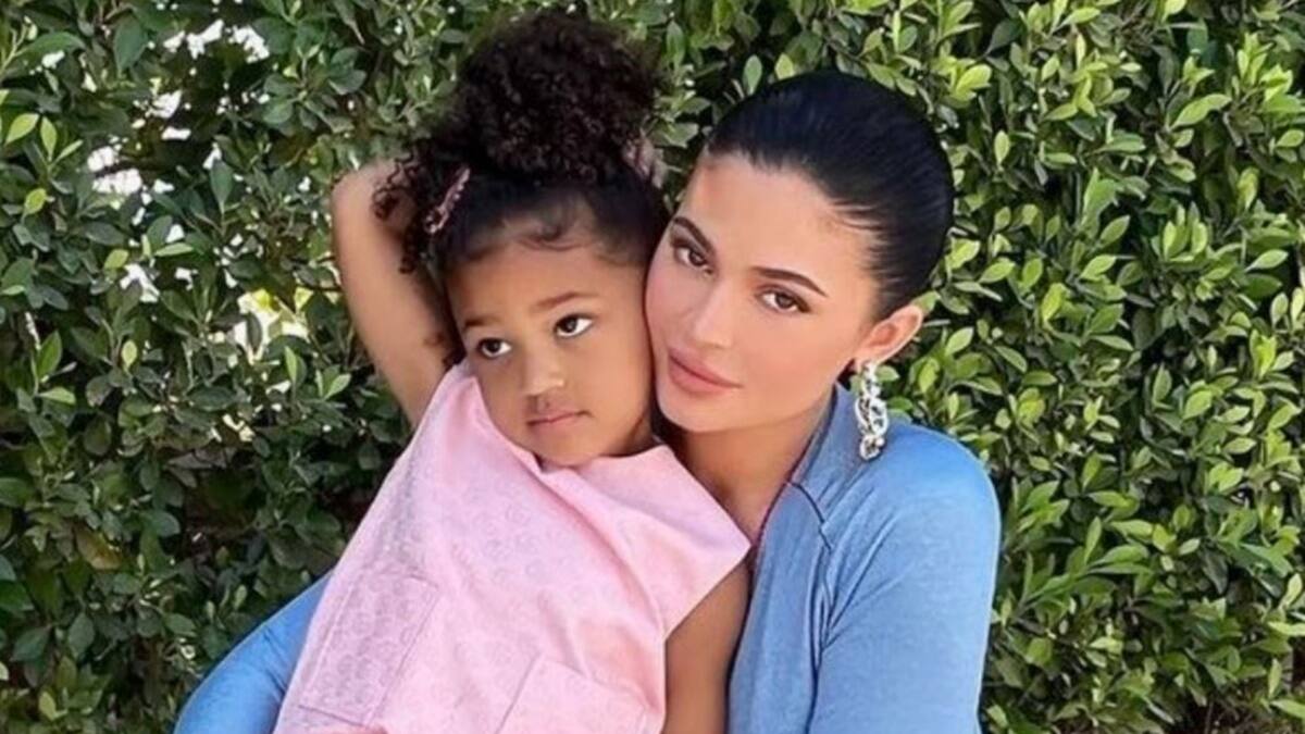 Hijos de Kylie Jenner sorprenden a su mamá con adorable mensaje mientras está de vacaciones