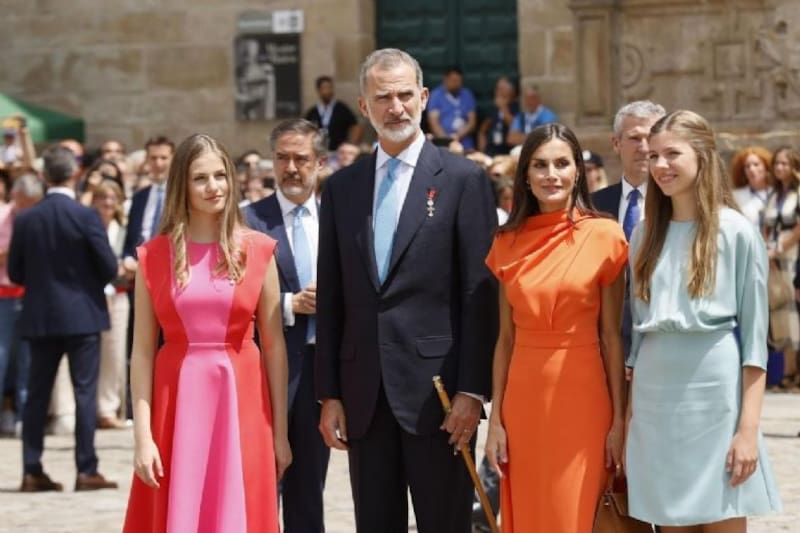 La reina Letizia instruye a su equipo de estilistas para que ella y sus hijas, la princesa Leonor y la infanta Sofía luzcan armoniosas frente a la cámara.