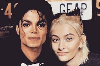 Hija de Michael Jackson realiza un ritual a la Luna en topless