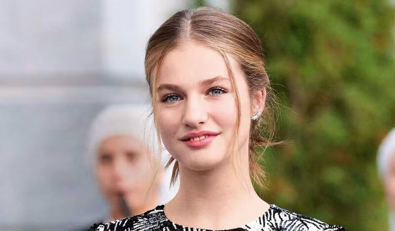 La princesa Leonor sorprende al utilizar un chaleco de la reina Letizia La princesa Leonor y la reina Letizia - Créditos: Captura de pantalla