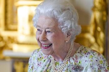 ¿Dónde está la reina Isabel? La foto histórica del día de hoy la muestra entre un mar de mujeres