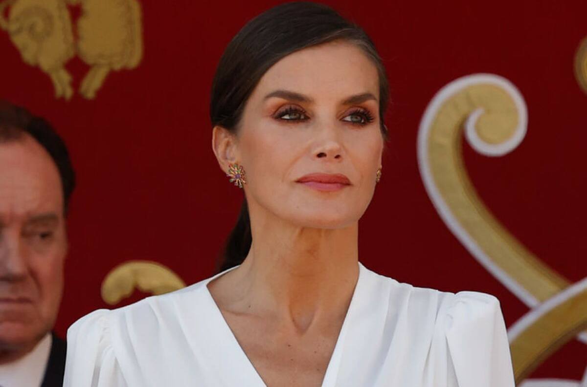 La reina Letizia luce un bolso artesanal en el desfile de las Fuerzas Armadas