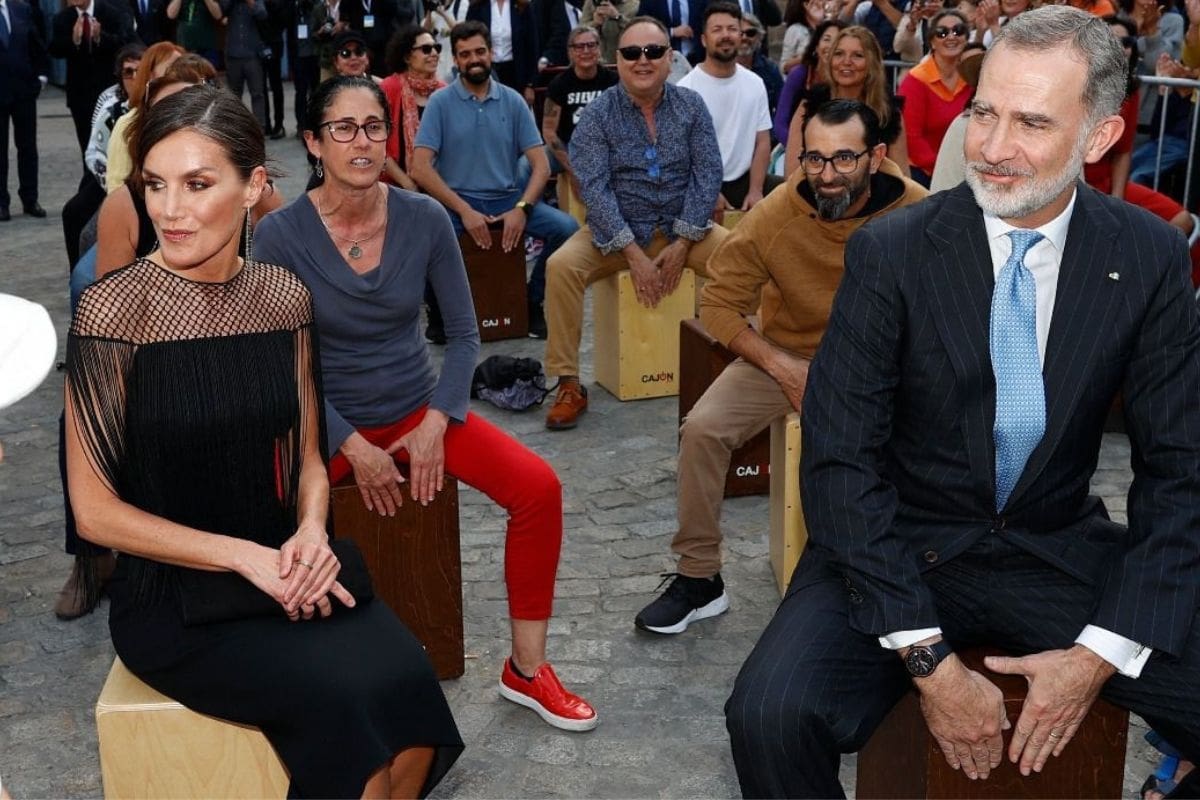 La reina Letizia se muestra sorprendida por el rey Felipe VI el cajón Reina Letizia y el rey Felipe - Créditos: Instagram