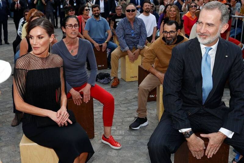 La reina Letizia se muestra sorprendida por el rey Felipe VI el cajón Reina Letizia y el rey Felipe - Créditos: Instagram