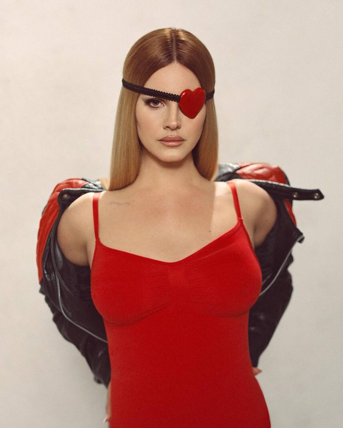 Lana Del Rey en un conjunto SKIMS de Kim Kardashian.