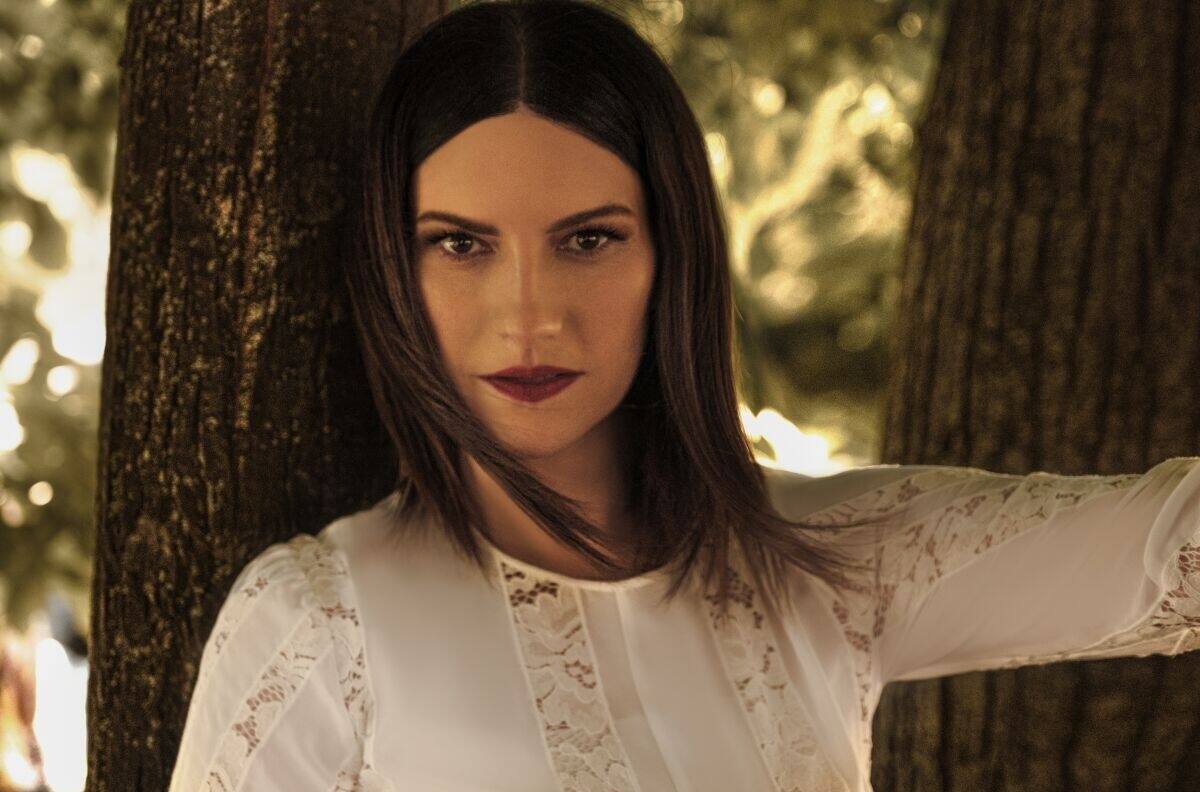 Laura Pausini se casa con Paolo Carta tras 18 años de relación; uso vestido blanco con guantes