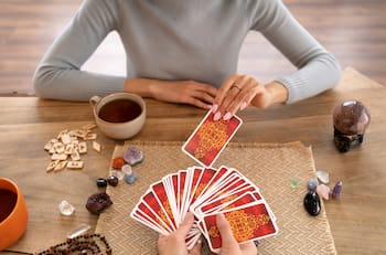 Lectura de Tarot para cada signo del zodiaco: Predicciones para el jueves 5 de octubre de 2023