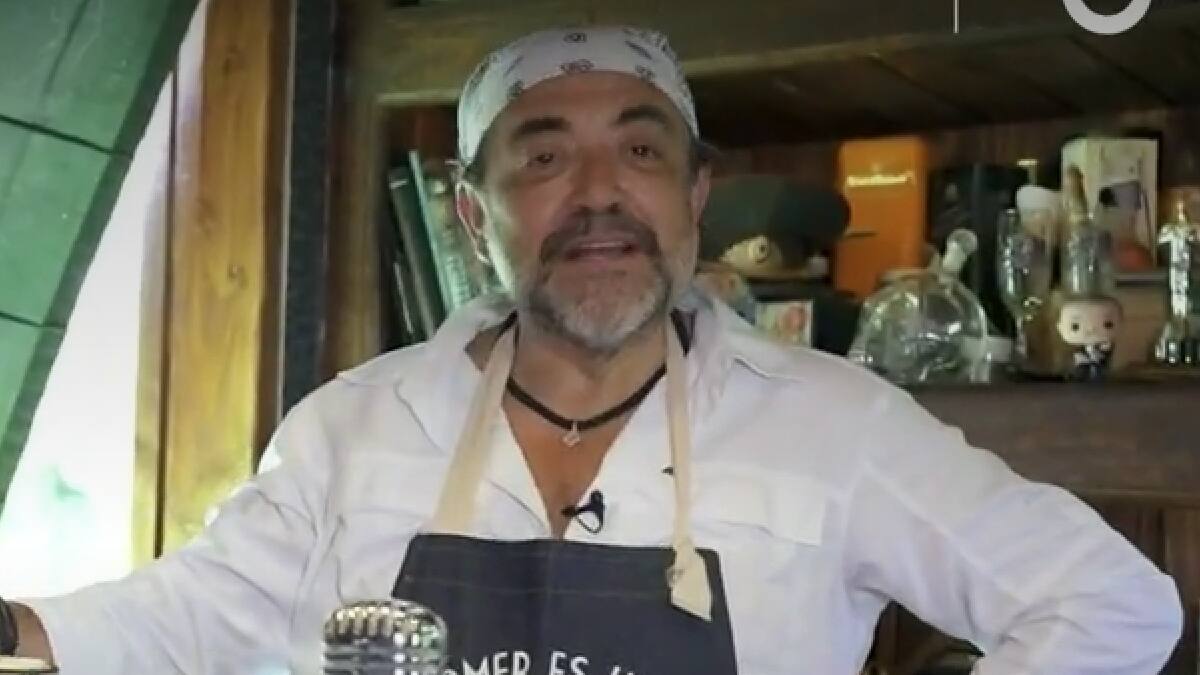 Tiene piscina, un bar y más: Así es la amplia casa de Leo Caprile en Curacaví