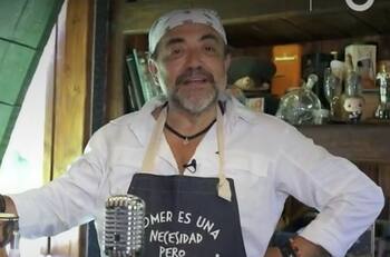 Tiene piscina, un bar y más: Así es la amplia casa de Leo Caprile en Curacaví