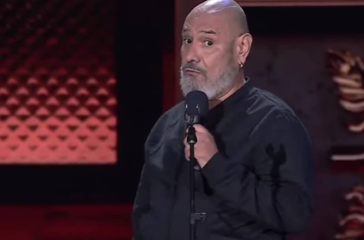 ¿Público difícil? El chiste político de León Murillo que le valió las primeras pifias en Olmué 2026