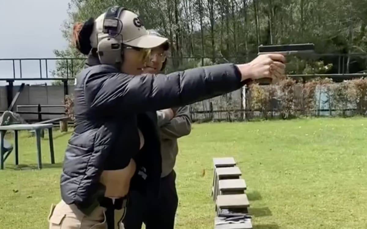 Lina Tejeiro en campo de tiro La actriz realizó prácticas con diversas armas. - Créditos: IG de Lina Tejeiro