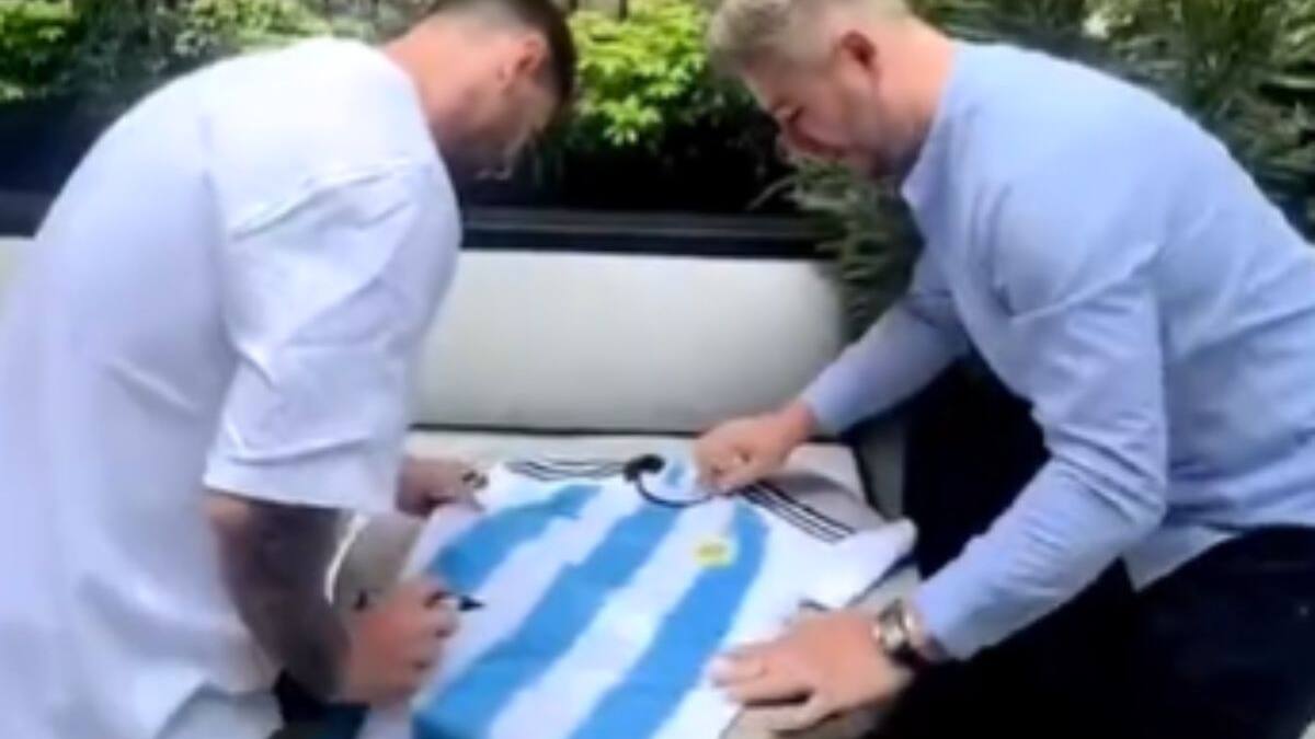VIDEO | Lionel Messi firmó la camiseta de un fan y le dibujó la tercera estrella de Argentina