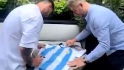 VIDEO | Lionel Messi firmó la camiseta de un fan y le dibujó la tercera estrella de Argentina