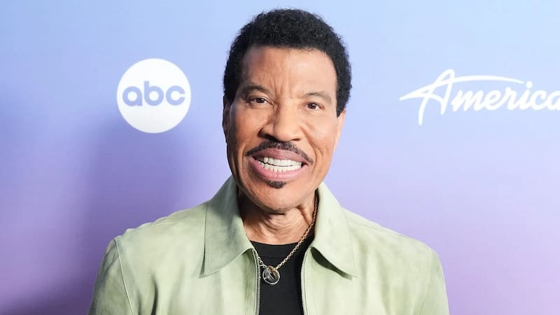 Lionel Richie se rehúsa a ser llamado abuelo.