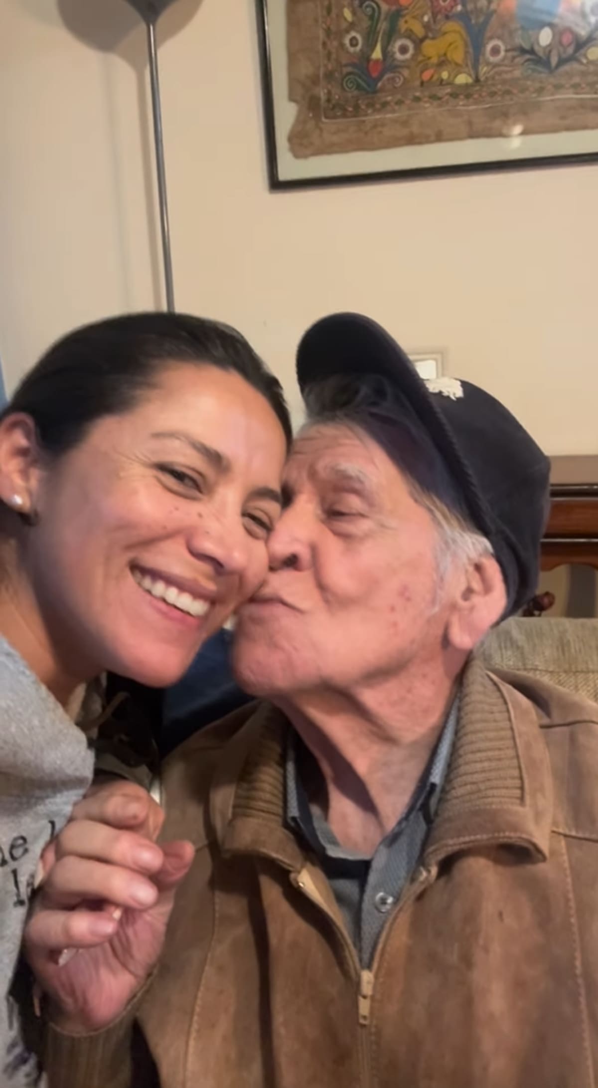 Junto a su abuelo. Foto: Reproducción Instagram.