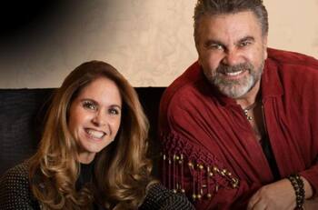 ¿Renació el romance?: El inesperado beso de Lucero a Manuel Mijares en pleno concierto