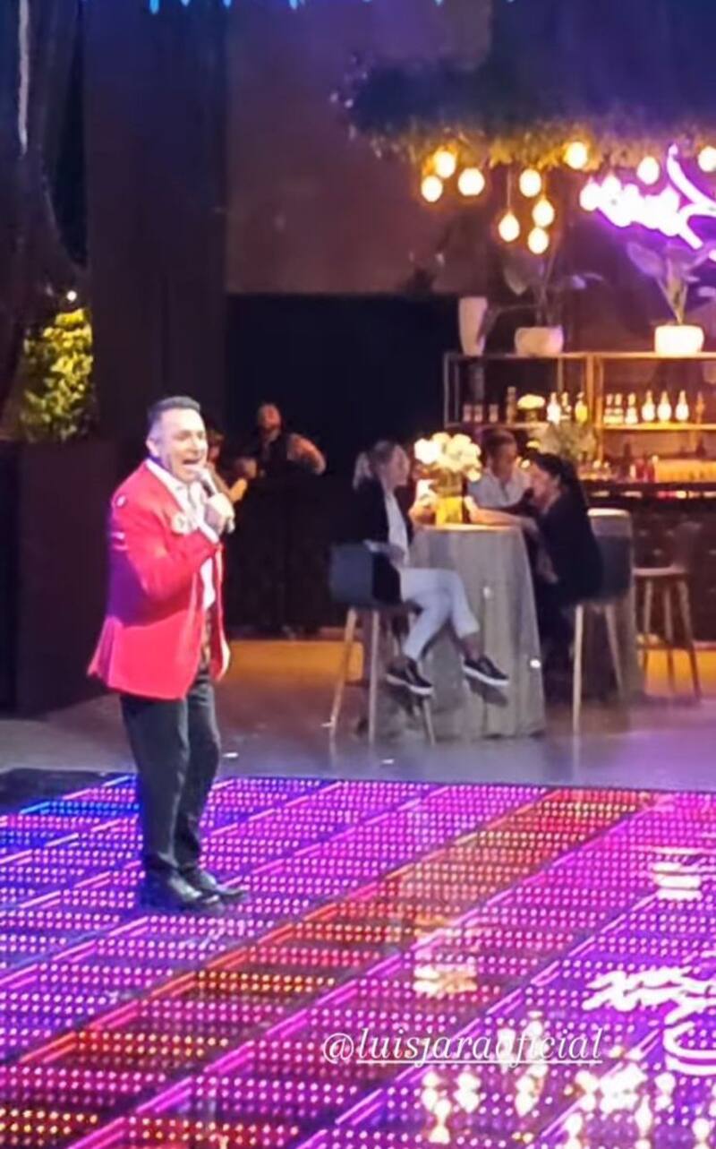 Lucho Jara cantó sus exitosos hits en el matrimonio de Marité Matus y Camilo Huerta.