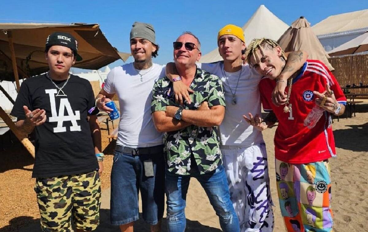 Luis Jara con Harry Nash, Young Cister, Pailita y Marcianeke La voz de "Ámame" estuvo presente den Lollapalooza Chile 2023. - Créditos: Instagram