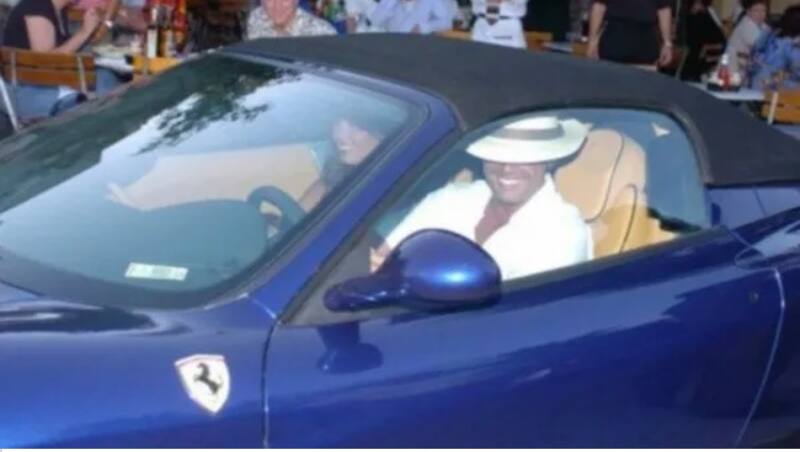 Luis Miguel en su carro de lujo