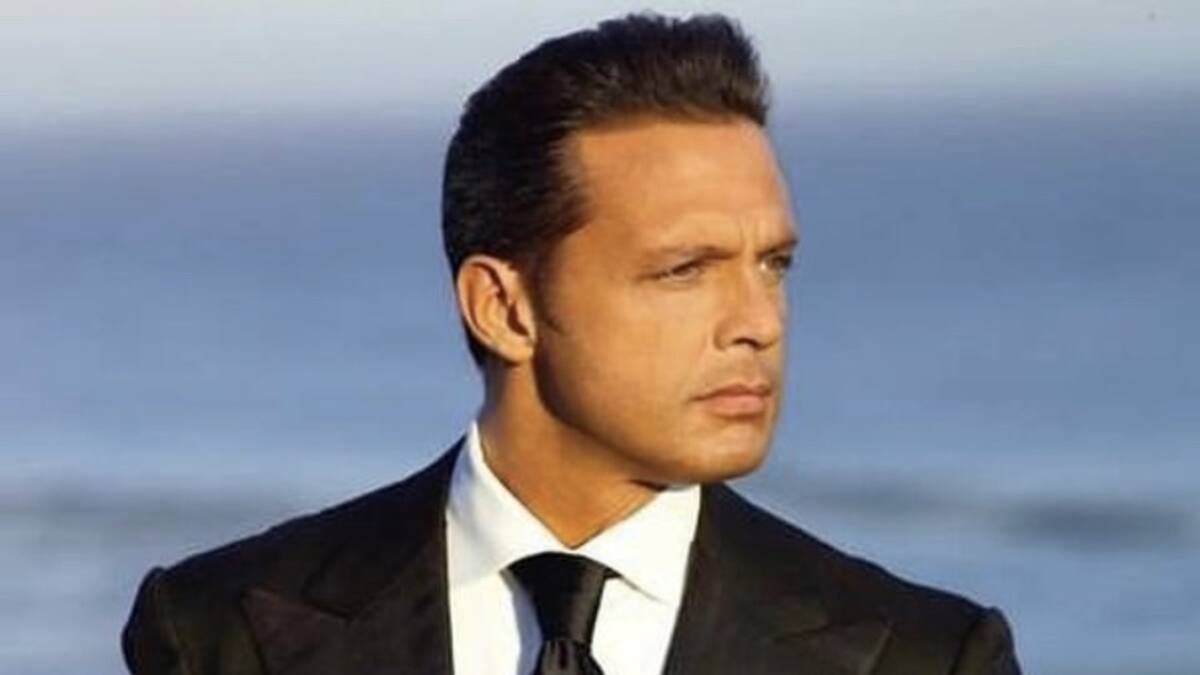 Así lucía Luis Miguel, hace 25 años, con uniforme de fútbol en el Estadio Azteca