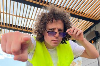 Luisito Comunica explota contra motociclista; lo acusa de provocar accidente de tránsito