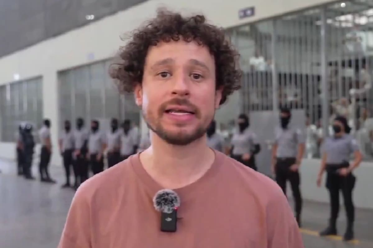 es fuertemente criticado por reportaje de la cárcel de Bukele.