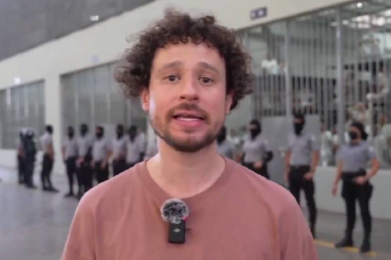 es fuertemente criticado por reportaje de la cárcel de Bukele.