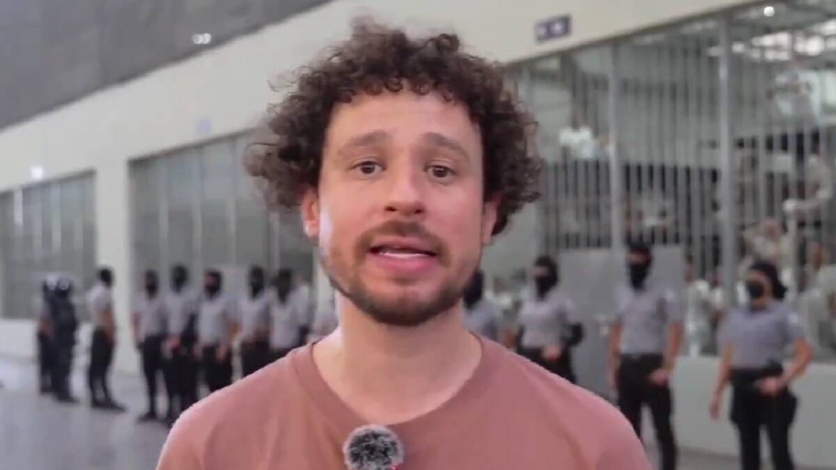 “Justifica violaciones”: Luisito Comunica es blanco de críticas por reportaje de la prisión de Bukele