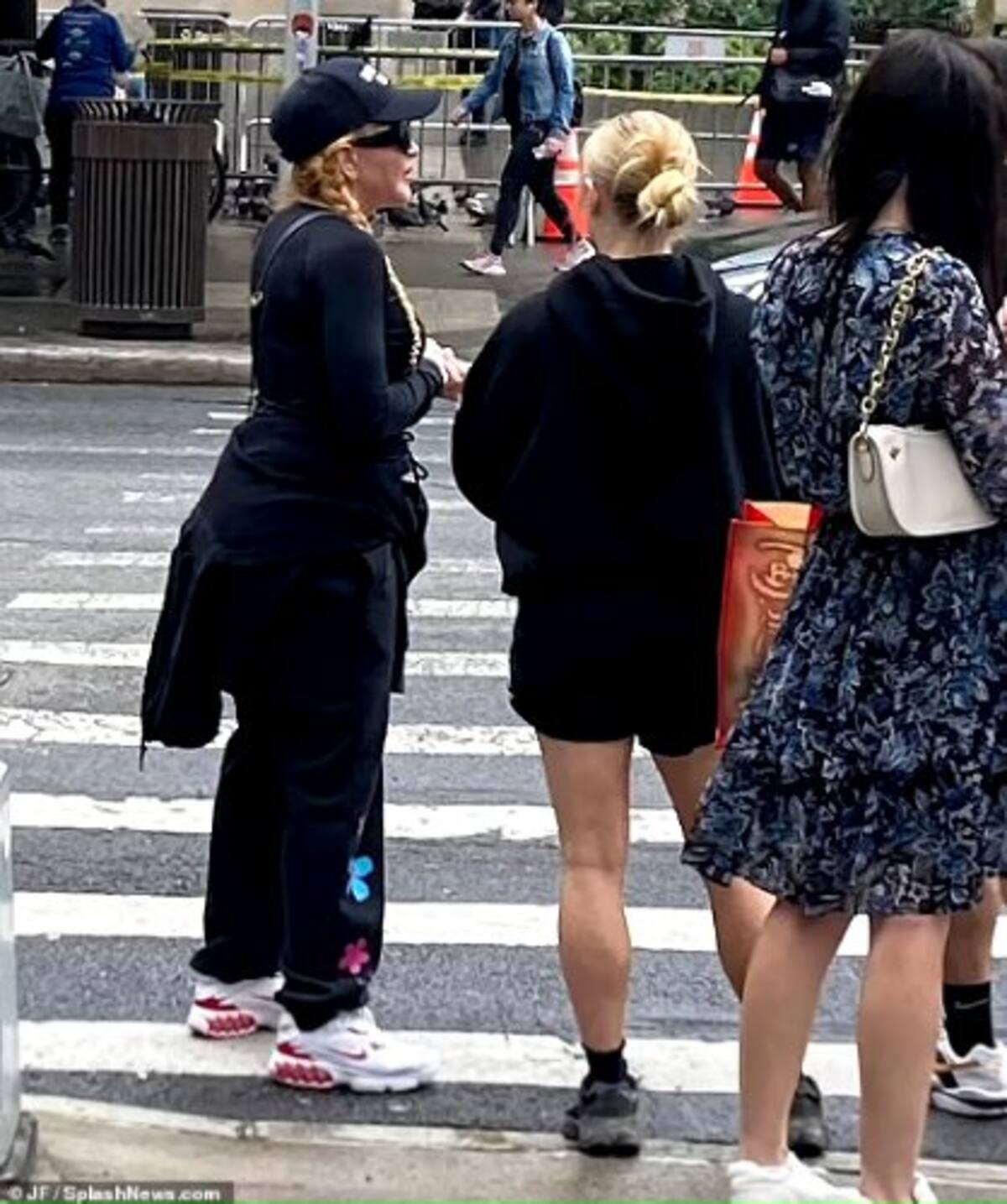 La "Reina del Pop" fue captada de paseo en Nueva York unas horas antes de ser hospitalizada.