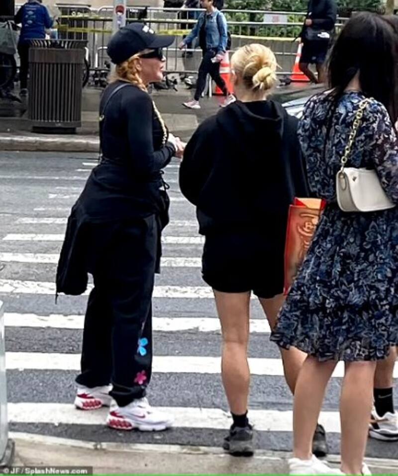 La "Reina del Pop" fue captada de paseo en Nueva York unas horas antes de ser hospitalizada.