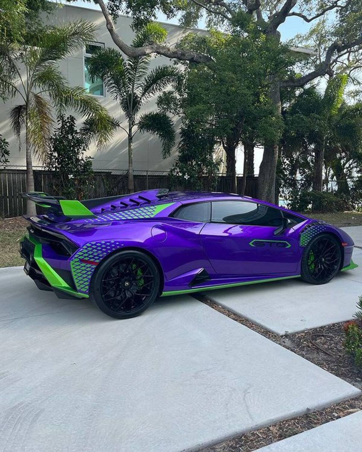 Marcelo Ríos presentó su lujoso auto.