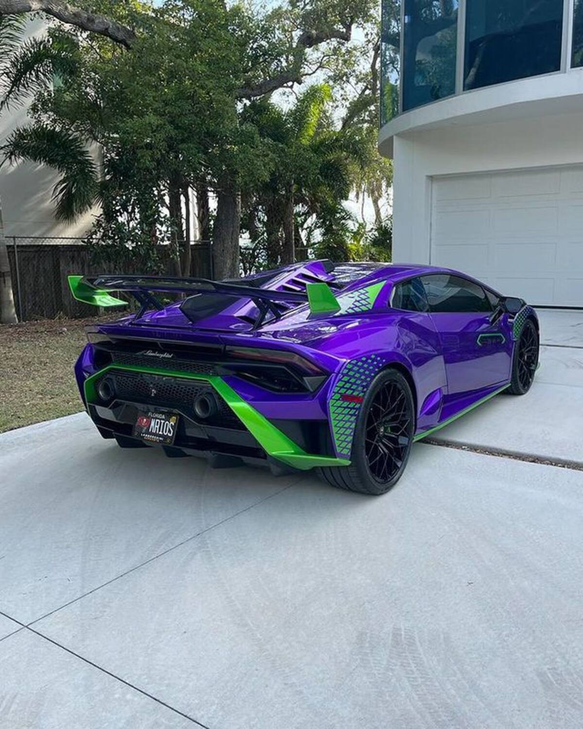 Marcelo Ríos presentó su lujoso auto.