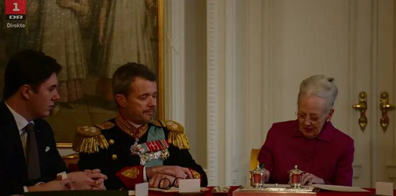 Margarita II firma su abdicación, convirtiendo inmediatamente a Federico X como rey de Dinamarca.