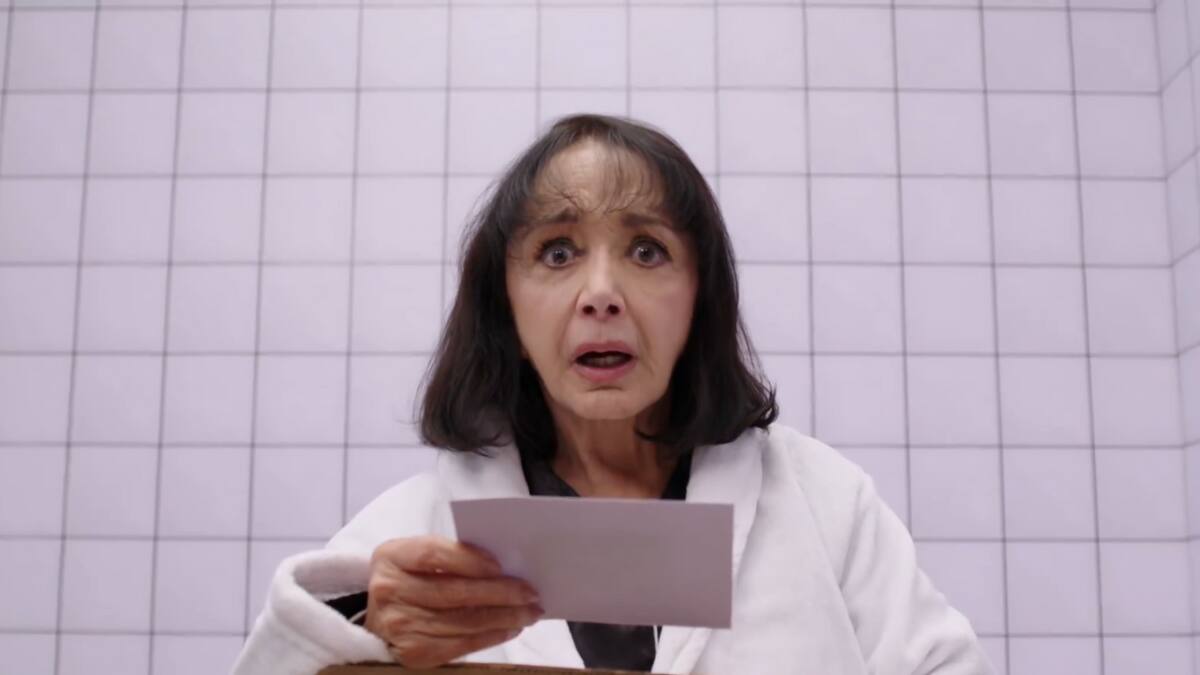 VIDEO | Al estilo de La Sustancia: María Antonieta de las Nieves se reencuentra con su versión más joven en nuevo corto promocional