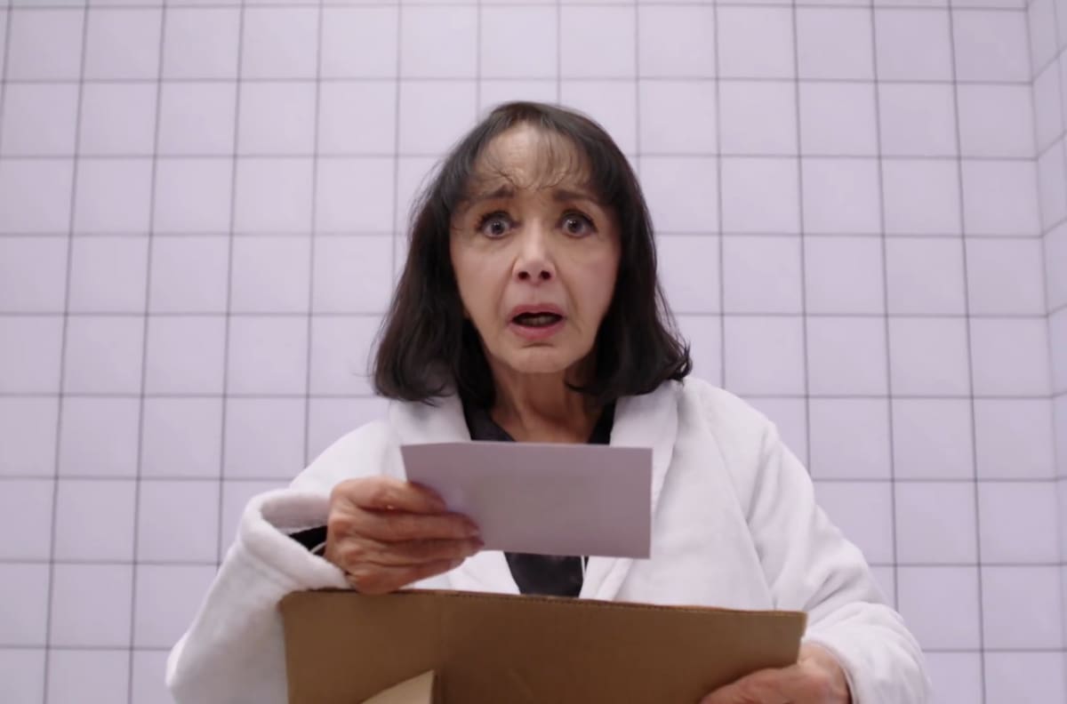 VIDEO | Al estilo de La Sustancia: María Antonieta de las Nieves se reencuentra con su versión más joven en nuevo corto promocional