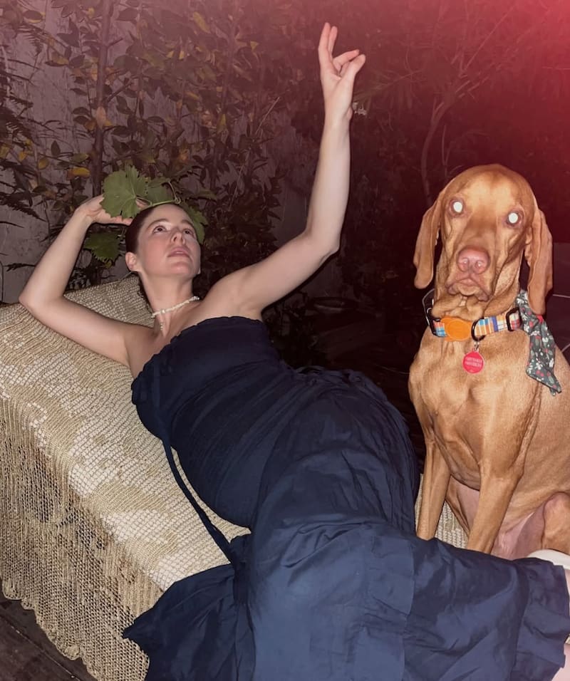 La actriz posó luciendo una abultada pancita de embarazo.