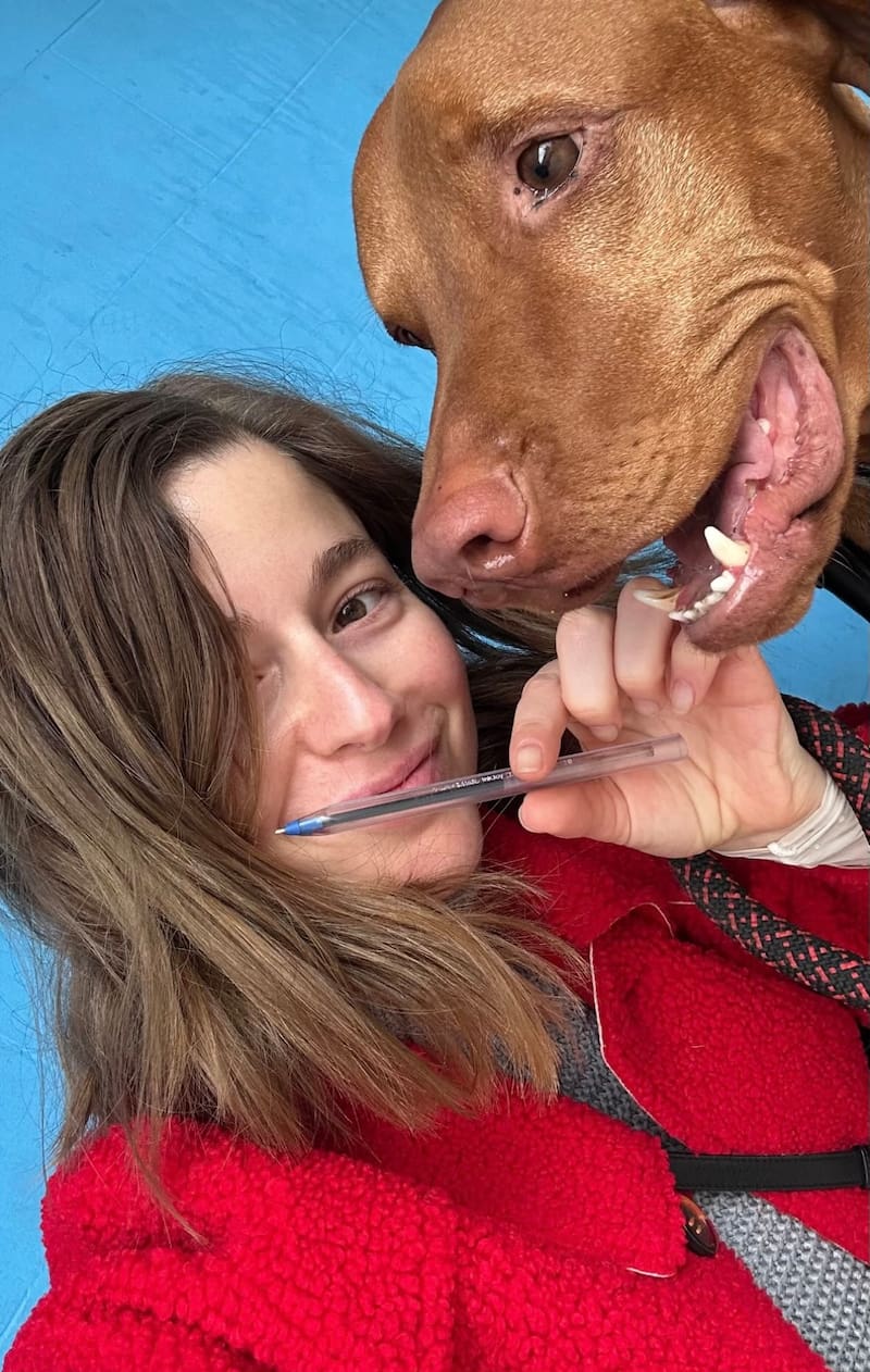 La actriz fue a votar con un llamativo chaleco rojo.